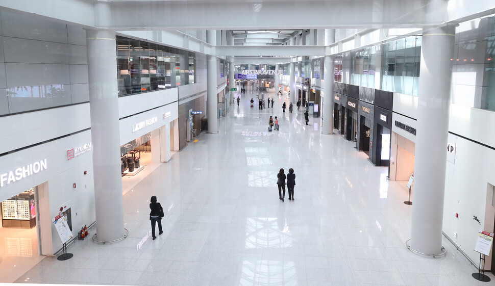 이달 말 인천국제공항 제1여객터미널 면세점에서 철수하는 롯데면세점과 신라면세점의 빈자리는 신세계와 현대백화점면세점이 채울 것으로 보인다. 최근 신세계와 현대백화점면세점은 인천세관에 현 매장 면적의 확대를 요청하는 신청서를 제출했으며 관세청은 25일 특허심사위원회를 열고 이 안건을 심의할 것으로 알려졌다. 이 안건이 의결될 경우 다음 달부터 신세계와 현대백화점면세점이 매장 면적을 확대해 영업을 시작하겠지만, 새 사업자 선정 전까지 공실 사태를 근본적으로 해소하기에는 역부족으로 보인다. 사진은 24일 오후 한산한 인천국제공항 제1여객터미널 면세구역 모습. 영종도/연합뉴스