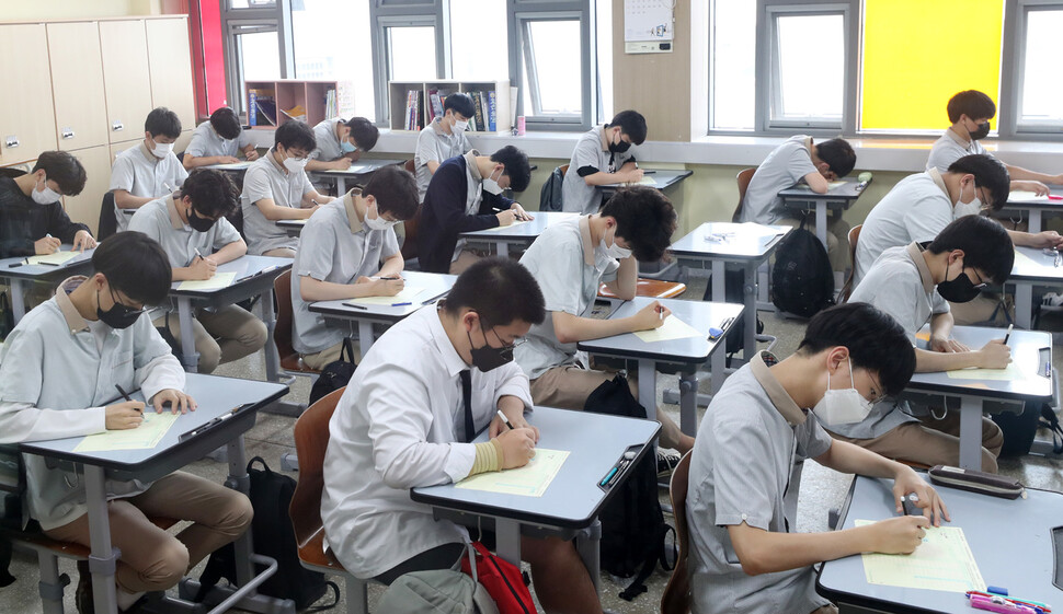 ‘수능 모의평가 치르는 고3 학생들’ 2022학년도 대학수학능력시험 모의평가가 치러지는 3일 강원 춘천시 성수고등학교에서 3학년 학생들이 답안지에 인적사항을 적고 있다. 춘천/연합뉴스 ‘수능 모의평가 치르는 고3 학생들’ 2022학년도 대학수학능력시험 모의평가가 치러지는 3일 강원 춘천시 성수고등학교에서 3학년 학생들이 답안지에 인적사항을 적고 있다. 춘천/연합뉴스