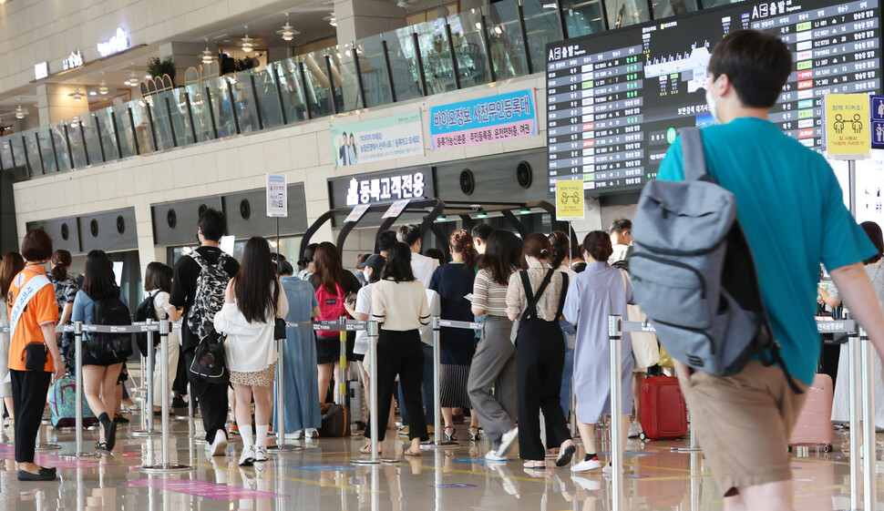 코로나19 4차 유행이 계속되고 있는 가운데 광복절인 15일 오전 김포공항 국내선 청사를 이용하는 여행객들이 출국 전 보안검색을 위해 줄 서 있다. 이날 코로나19 새 확진자 수는 1800명대 초반을 나타냈다. 중앙방역대책본부(방대본)는 0시 기준 신규 확진자가 1817명 늘어 누적 22만3928명이라고 밝혔다. 연합뉴스.