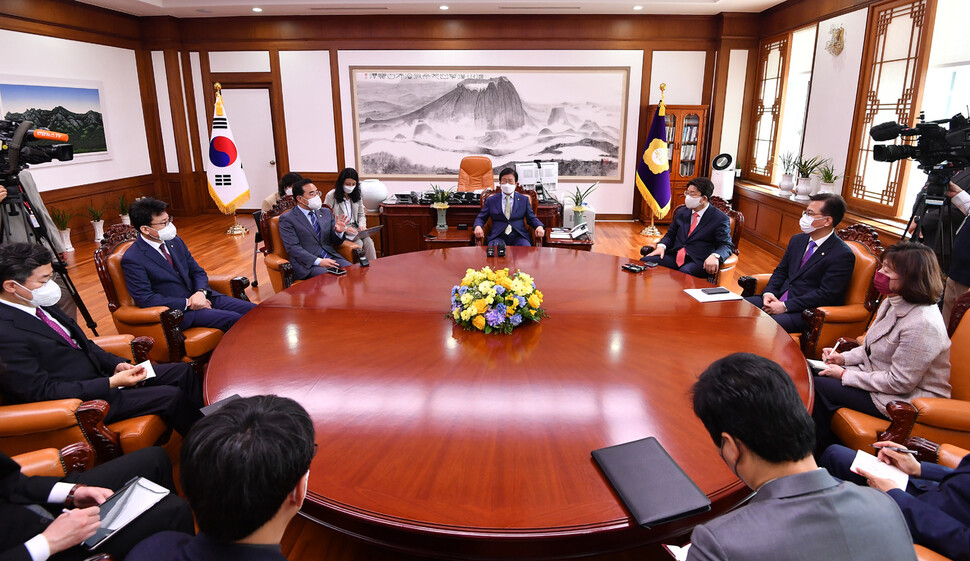 박병석 국회의장과 박홍근 더불어민주당 원내대표, 권성동 국민의힘 원내대표가 12일 오전 국회의장실에서 회동하고 있다. 공동취재사진