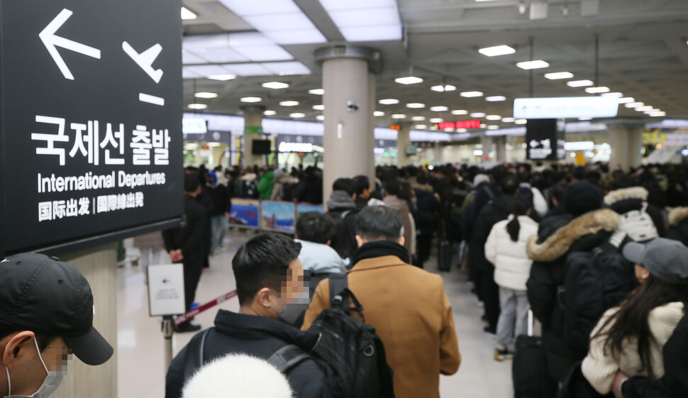 제주공항 운항이 재개된 25일 오전 폭설과 강풍으로 발이 묶인 관광객과 도민들이 한꺼번에 공항에 몰리면서 3층 출발장이 혼잡을 빚고 있다. 연합뉴스