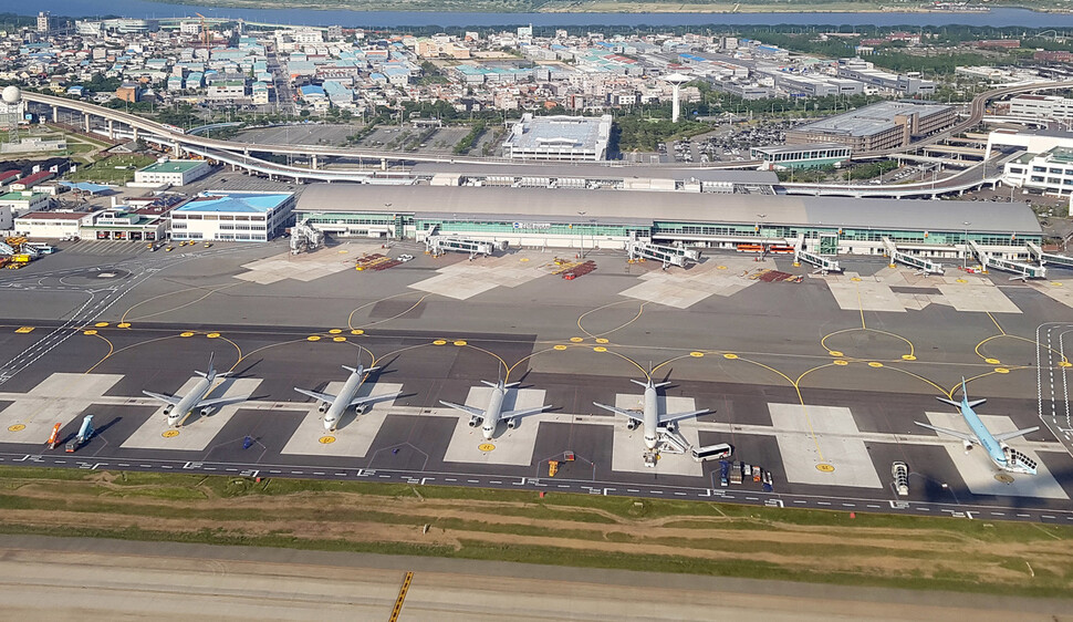 지난 23일 오후 부산 김해국제공항 국제선 터미널에 접안한 비행기가 없어 텅 비어 있다. 국제선 터미널 앞 계류장에는 여러 비행기가 멈춰서 있다. 코로나19 여파로 김해공항을 운항하는 국내 저비용항공사들은 국내선으로 공급을 늘리고 있는 가운데 에어부산이 7월 국제선 운항을 재개하기로 하고 항공권 판매에 나선다. 연합뉴스