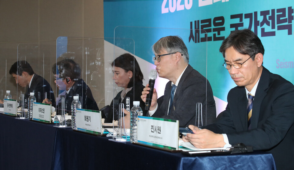 12일 오후 부산 해운대구 누리마루 아펙하우스에서 열린 2020 한겨레-부산 국제심포지엄 &lt;`2020 팬데믹'과 국제질서 대변동 : 새로운 국가전략을 위한 구상&gt;에서 한-아세안 협력 강화를 위한 도시외교 활성화 방안을 주제로 열띤 토론이 벌어지고 있다. 왼쪽부터 이혁 한-아세안 사무총장, 응우옌부뚱 주한 베트남 대사, 이자스민 한국문화다양성기구 이사장, 최원기 국립외교원 책임교수, 진시원 부산대 일반사회교육과 교수. 부산/백소아 기자 thanks@hani.co.kr