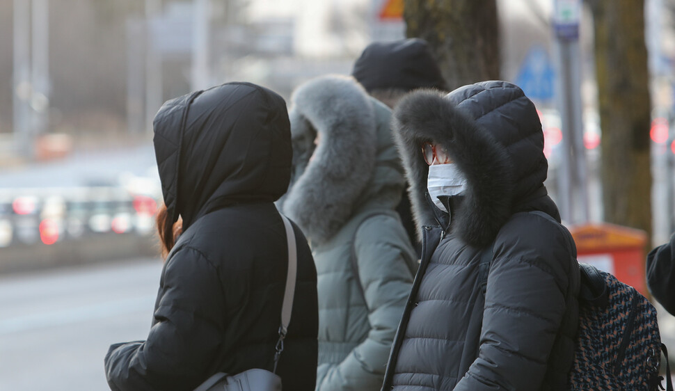 출근길 시민들이 강추위에 두터운 옷을 입고 버스를 기다리고 있다. 연합뉴스