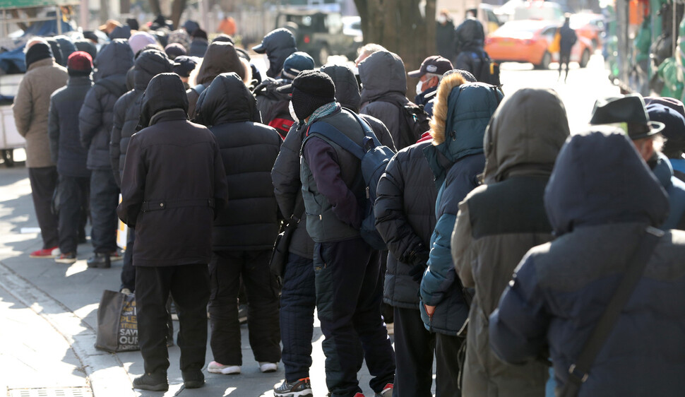 29일 오전 서울 종로구의 한 무료급식소에서 나눠준 도시락을 받기 위해 어르신들이 줄지어 기다리고 있다. 박종식 기자