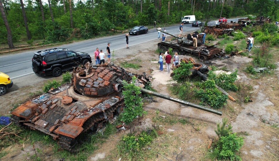 16일(현지시각) 오전 우크라이나 드미트리우카 지역 고속도로에 러시아군이 이번 전쟁에 사용한 장갑차와 탱크 등이 있다. 드미트리우카/김혜윤 기자 unique@hani.co.kr