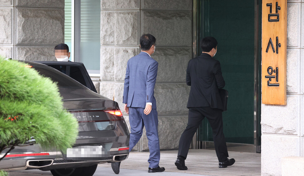 4일 오전 최재해 감사원장이 서울 종로구 감사원 건물로 출근하고 있다. 연합뉴스