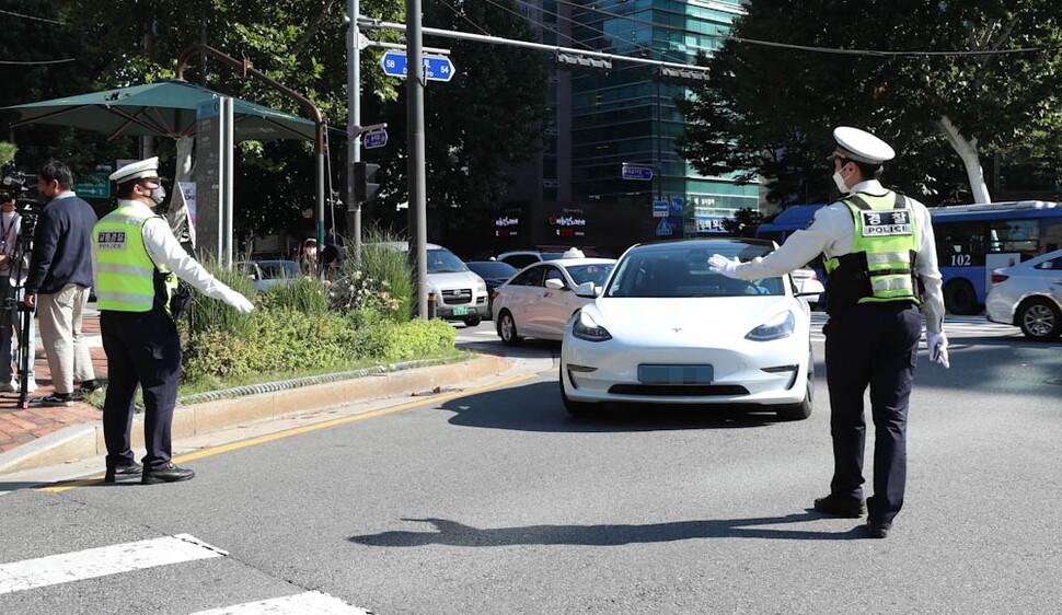 경찰이 12일 오후 서울 종로구 이화사거리에서 ‘교차로 우회전 때 일시 정지 위반’ 차량 단속을 하고 있다. 김정효 기자