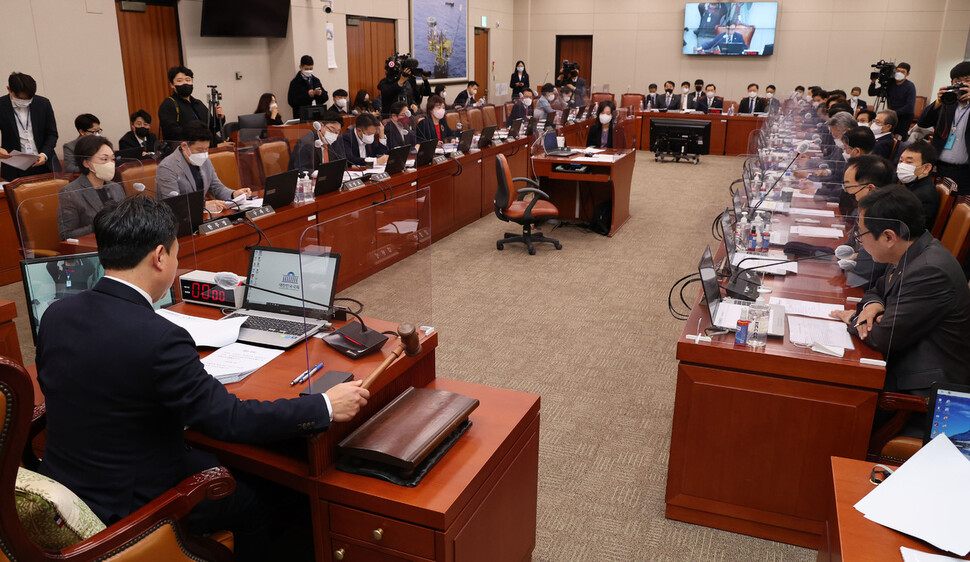 지난 8일 국회 본회의에서 부결된 한국전력공사법(한전법) 일부개정안을 재논의하기 위한 국회 산업통상자원중소벤처기업위원회 전체회의가 15일 서울 여의도 국회에서 열렸다. 윤관석 위원장이 의사봉을 두드리고 있다. 연합뉴스