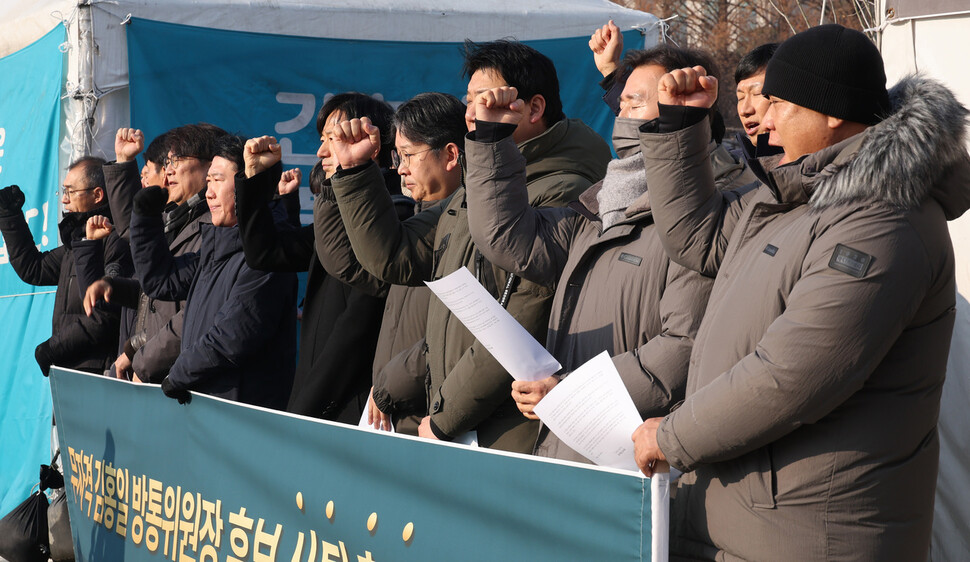 전국언론노동조합 조합원들이 김 후보의 사퇴를 촉구하며 구호를 외치고 있다.