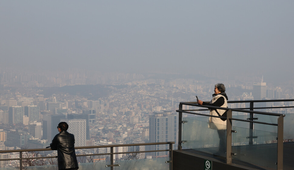 서울 초미세먼지 농도가 나쁨 수준을 보인 27일 오후 서울 남산에서 바라본 시내가 뿌옇다. 신소영 기자