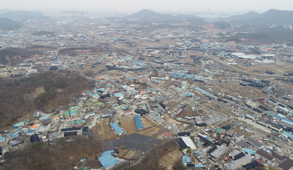 한국토지주택공사(LH) 직원들의 신도시 땅 투기 의혹이 제기된 경기도 시흥시 과림동 일대 모습. 연합뉴스