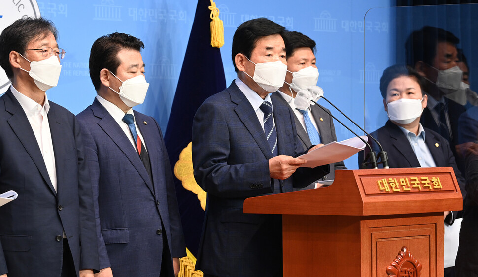 더불어민주당 김진표(왼쪽 세번째) 부동산특위 위원장이 10일 오전 국회 소통관에서 주택시장 안정을 위해 '누구나 집' 시범사업 부지로 인천·안산·화성·의왕·파주·시흥시 등 6개 지역을 선정했다고 밝히고 있다. 연합뉴스