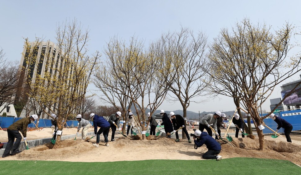 새롭게 조성중인 광화문광장 사계정원에서 서울시민들과 오세훈 시장이 산수유 나무를 심고 있다. 새로운 광화문광장은 7월에 전면 개방된다. 공동취재사진