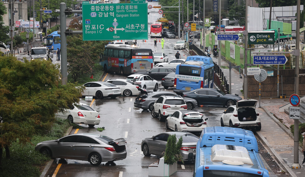 9일 오전 서울 서초구 진흥아파트 앞 서초대로 일대에서 전날 내린 폭우에 침수됐던 차량이 모습을 드러내고 있다.