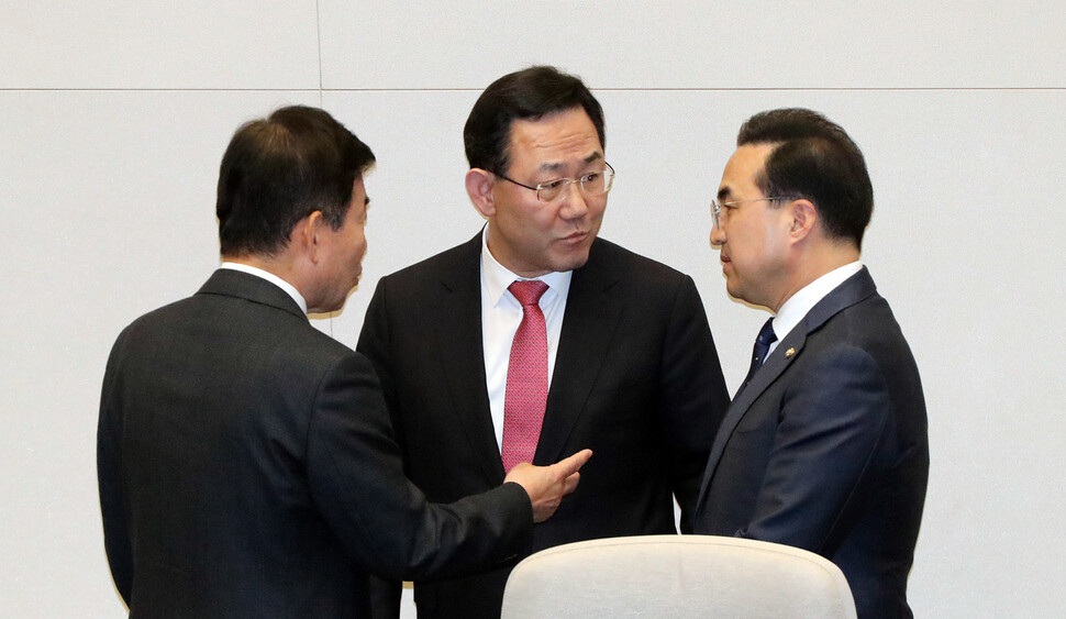 김진표 국회의장이 27일 국회에서 국민의힘 주호영 원내대표와 더불어민주당 박홍근 원내대표를 불러 투표용지 해석 문제를 논의하고 있다. 김경호 선임기자