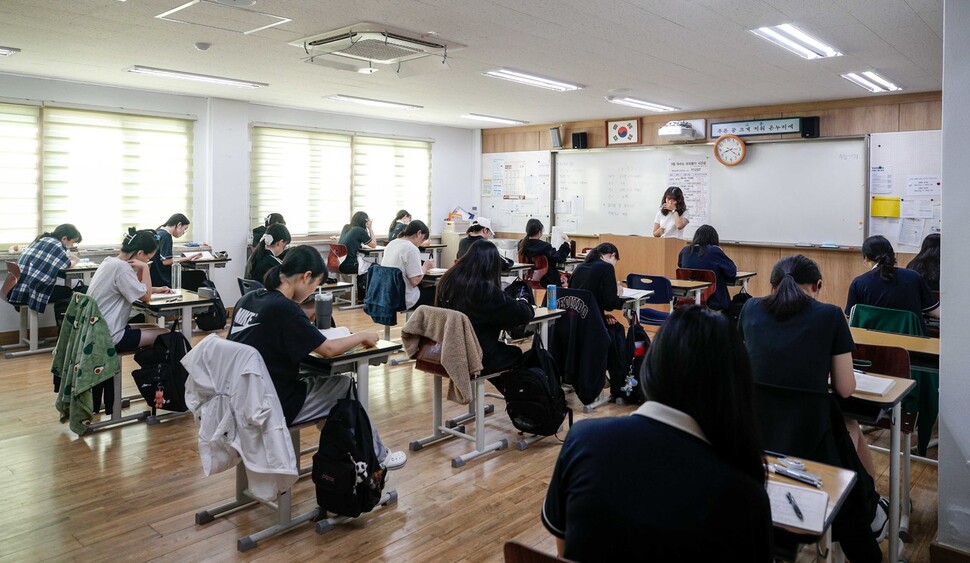 6일 서울 영등포구 여의도여고에서 열린 2024학년도 대학수학능력시험 9월 모의평가에서 수험생들이 시험 시작을 기다리고 있다. 사진공동취재단