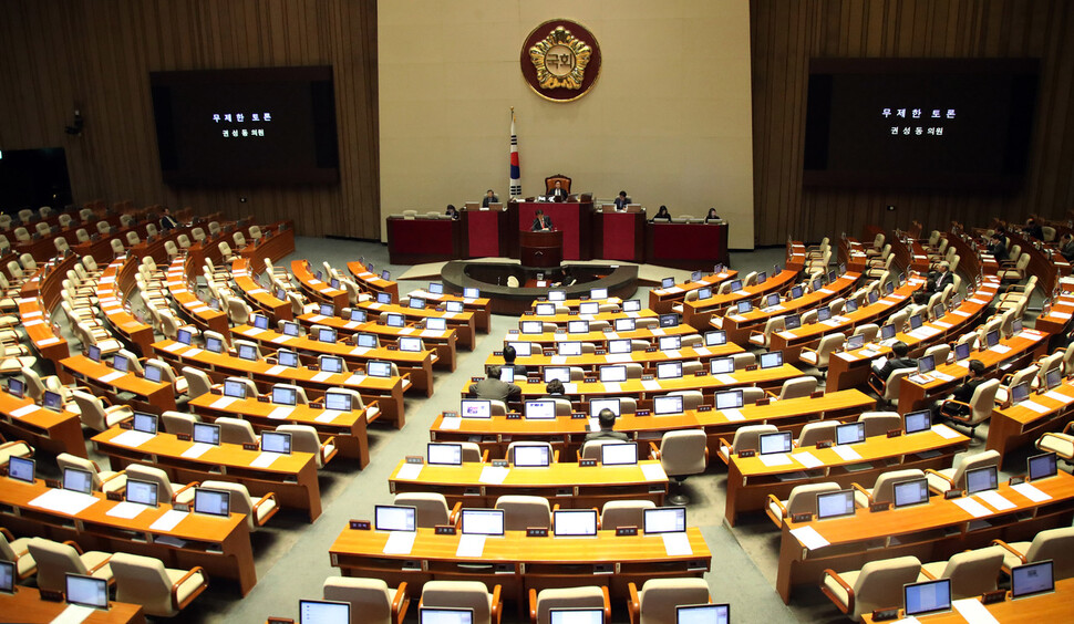 권성동 자유한국당 의원이 24일 오전 국회 본회의장에서 선거법 개정안에 반대하는 무제한 토론을 하는 동안 의원석이 대부분 비어 있다. 김경호 선임기자 jijae@hani.co.kr