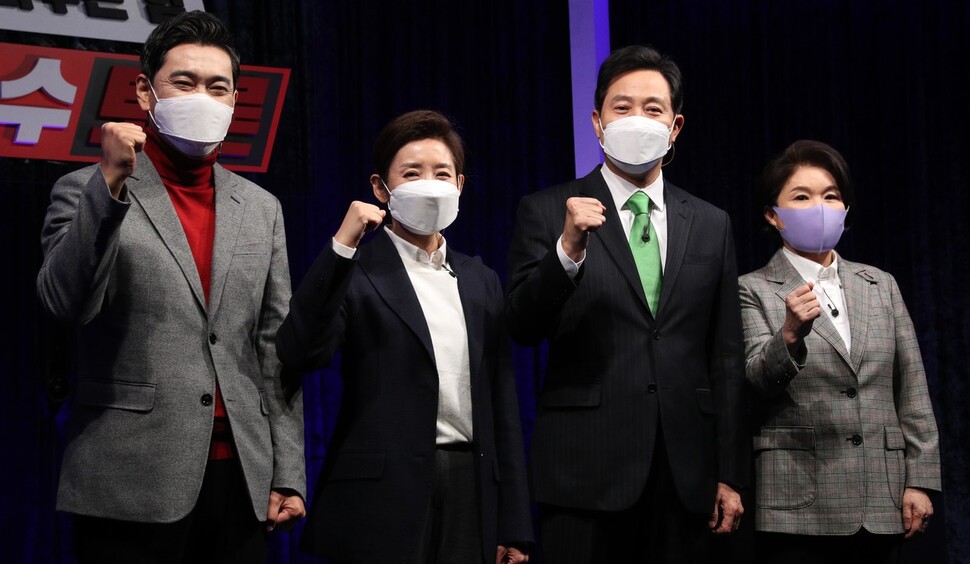 국민의힘 오신환(왼쪽부터), 나경원, 오세훈, 조은희 서울시장 경선후보가 23일 서울 용산구 백범김구기념관에서 열린 3차 맞수토론에 앞서 기념촬영하고 있다. 국회사진기자단