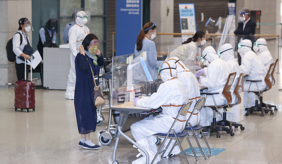 4일 오전 인천국제공항에 도착한 인도 교민들이 1터미널 입국장을 나서고 있다. 연합뉴스 4일 오전 인천국제공항에 도착한 인도 교민들이 1터미널 입국장을 나서고 있다. 연합뉴스