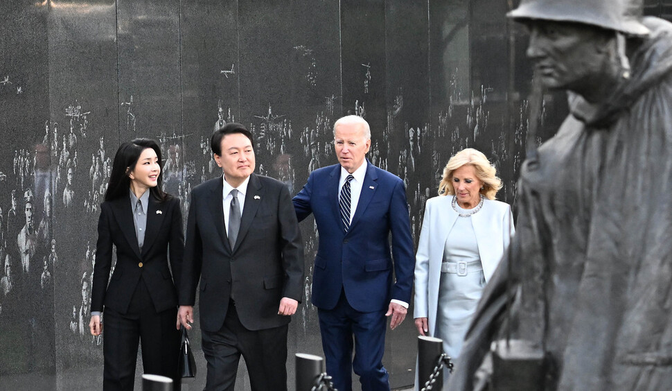 윤석열 대통령과 부인 김건희 여사, 조 바이든 미국 대통령과 부인 질 바이든 여사가 25일 저녁(현지시각) 미국 워싱턴디시(DC) 한국전 참전기념공원을 찾아 추모의 벽을 지나 참전비 쪽으로 걸어가고 있다. 한·미 정상이 참전용사 기념공원을 함께 찾아 참배·헌화한 것은 1995년 김영삼 대통령과 빌 클린턴 대통령의 제막식 참석 뒤 처음이다. 워싱턴/윤운식 선임기자 yws@hani.co.kr