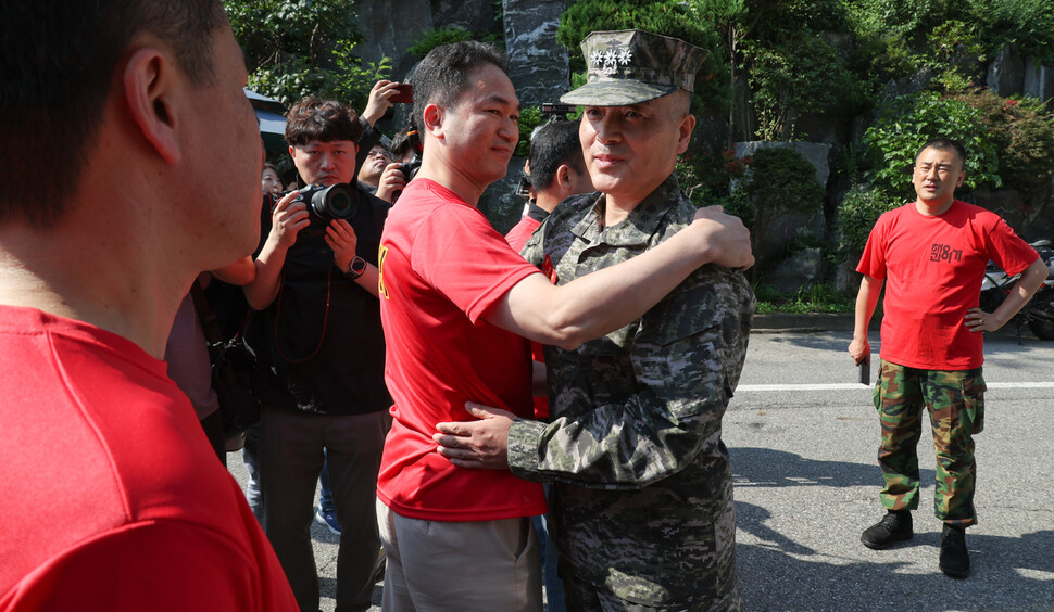 박정훈 전 해병대 수사단장(대령)이 1일 오전 구속 전 피의자심문(영장실질심사)을 받으러 서울 용산 군사법원으로 향하던 중 해병대 예비역 동기생들과 인사하고 있다. 김정효 기자 hyopd@hani.co.kr