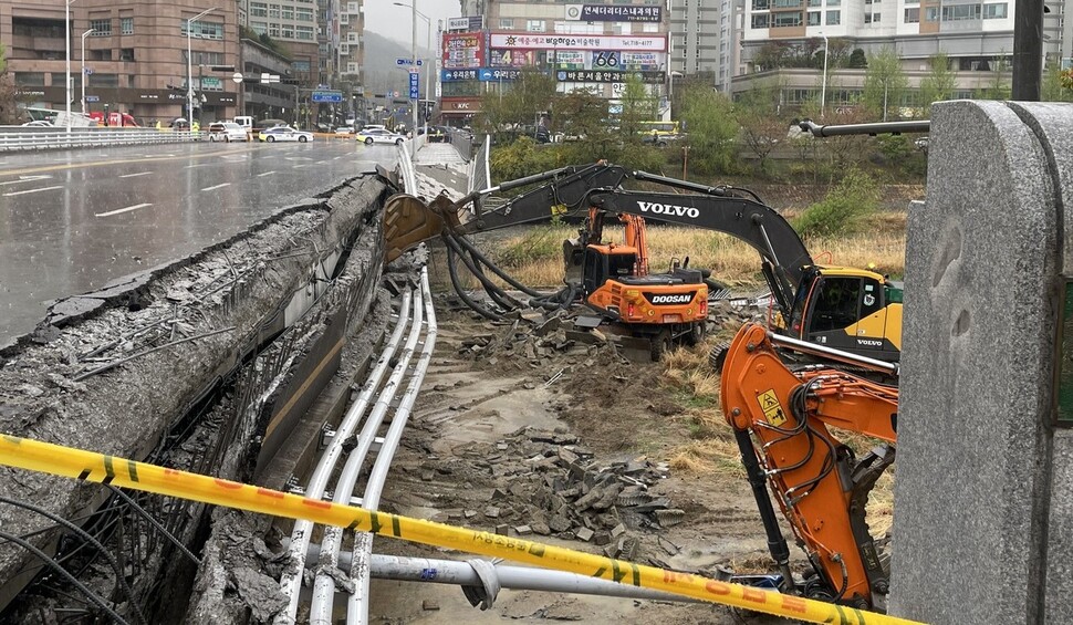 5일 오전 순식간에 무너져 내린 경기도 성남시 분당구 정자교 보행로의 모습. 김기성 기자