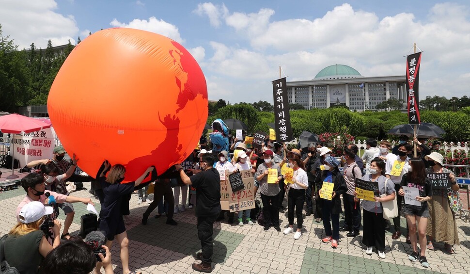 기후위기 비상행동 회원들이 붉은 지구를 형상화한 대형풍선을 들고 있다. 박종식 기자 anaki@hani.co.kr