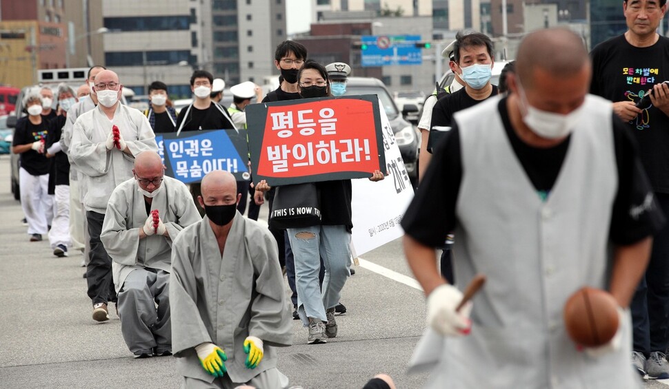 대한불교조계종 사회노동위원회 소속 스님과 차별금지법 제정연대 활동가들이 13일 오후 서울 영등포 미래통합당사 앞에서 여의도 더불어민주당사까지 차별금지법 제정을 촉구하는 2차 오체투지를 하고 있다. 김봉규 선임기자