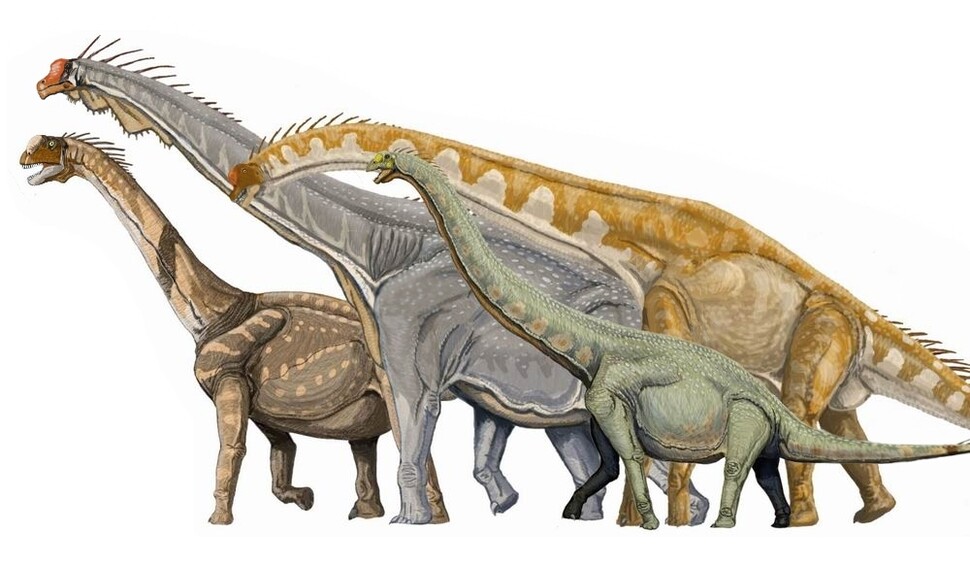 거대한 초식공룡인 다양한 용각류 공룡 상상도. 이들은 다량의 식물을 먹었지만 이동 속도가 느려 중형 초식공룡보다는 씨앗 확산 능력이 떨어지는 것으로 밝혀졌다. 위키미디어 코먼스 제공