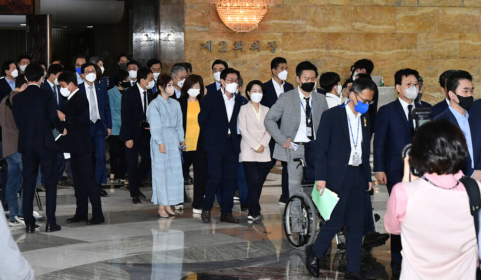 더불어민주당 의원들이 16일 오전 국회에서 열린 의원총회에 참석한 후 윤석열 대통령의 시정연설을 듣기 위해 본회의장으로 이동하고 있다. 공동취재사진