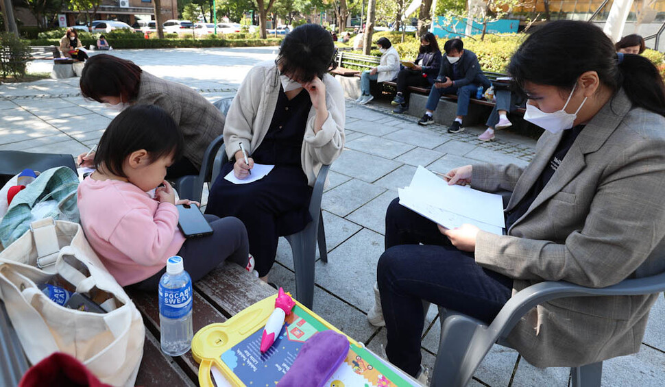 ‘제40회 마로니에여성백일장’에 참가한 세 자매가 12일 오전 서울 종로구 혜화동 마로니에공원에서 함께 모여 앉아 글을 쓰고 있다. 김정효 기자