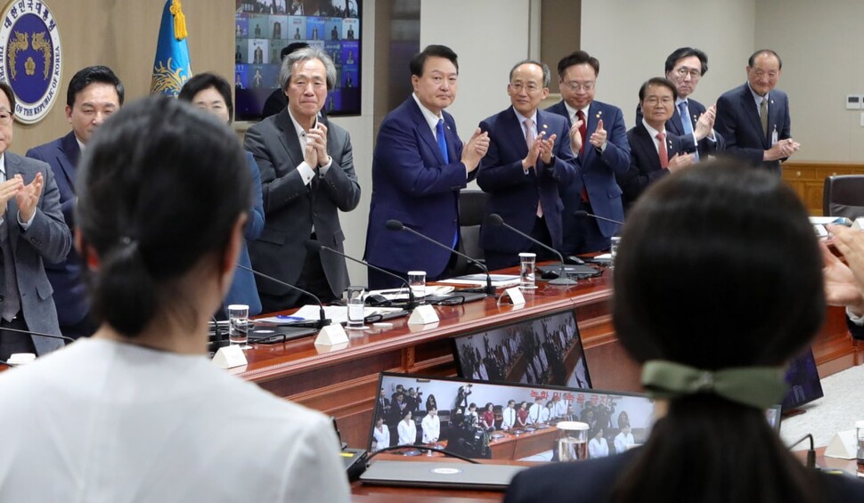 윤석열 대통령이 11일 서울 용산 대통령실 청사에서 열린 코로나19 중앙재난안전대책본부 회의에 코로나19 방역 최전선에서 활약한 의사, 간호사, 간호조무사 등 보건 의료진에게 격려의 박수를 보내고 있다. 연합뉴스