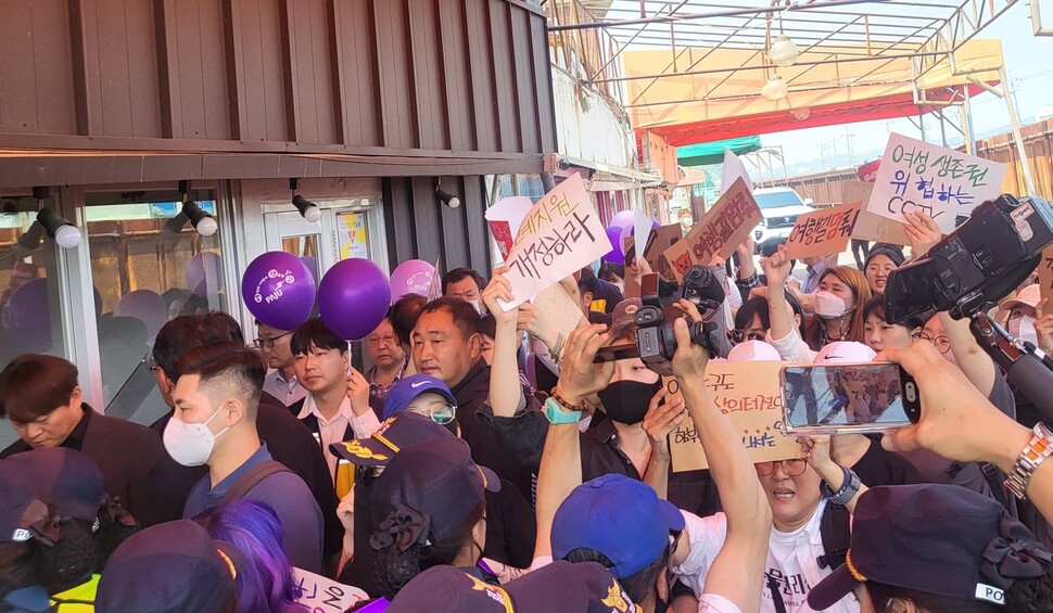 16일 오전 11시께 경기 파주시 연풍리에 있는 용주골에서 열린 ‘여성과 시민이 행복한 길’ 행사에 참여한 시민들과 용주골 성매매 종사자 및 이들과 연대하는 시민단체가 충돌하고 있다. 이승욱기자