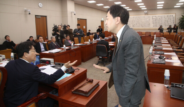 2018년 2월23일 국회에서 열린 법제사법위원회에서 자유한국당 소속 권성동 위원장이 여야 합의가 되지 않은 법안을 상정하려 하자 금태섭 더불어민주당 간사가 항의하고 있다. 다른 더불어민주당 의원들은 퇴장한 상태다. 이정우 선임기자 woo@hani.co.kr