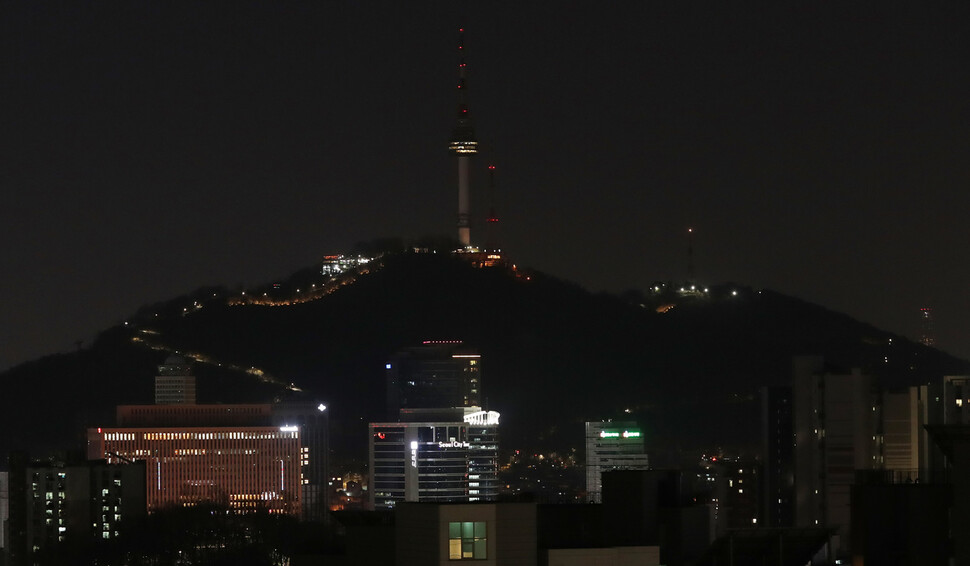 지구를 위해 모든 전등을 1시간 동안 끄는 `어스아워' 캠페인이 진행된 28일 저녁 조명을 모두 끈 서울 남산 서울엔(N)타워에 헬리콥터나 비행기와의 충돌을 방지하기 위한 점멸등만 붉게 빛나고 있다. 김정효 기자 hyopd@hani.co.kr