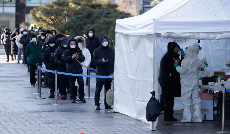 지난해 12월 서울 종로구 탑골공원 입구에 마련된 코로나19 선별검사소에서 시민들이 코로나19 검사를 받기 위해 줄 서 있다. 김혜윤 기자 unique@hani.co.kr