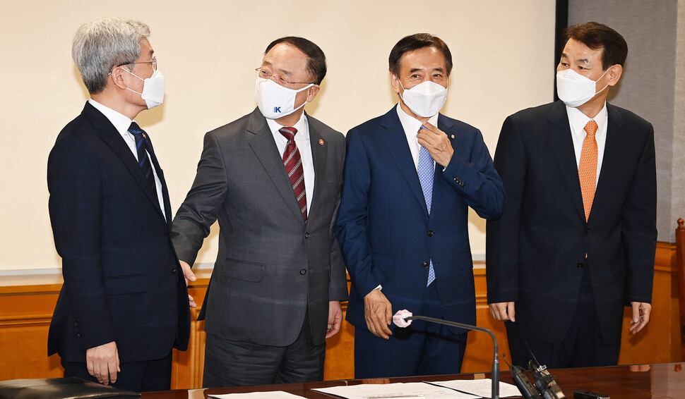 고승범(왼쪽부터) 금융위원장과 홍남기 경제부총리 겸 기획재정부 장관, 이주열 한국은행 총재, 정은보 금융감독원장이 30일 오전 서울 중구 전국은행연합회에서 열린 ‘거시경제 금융회의'에 참석해 기념사진을 찍기 전 대화를 하고 있다. 공동취재사진