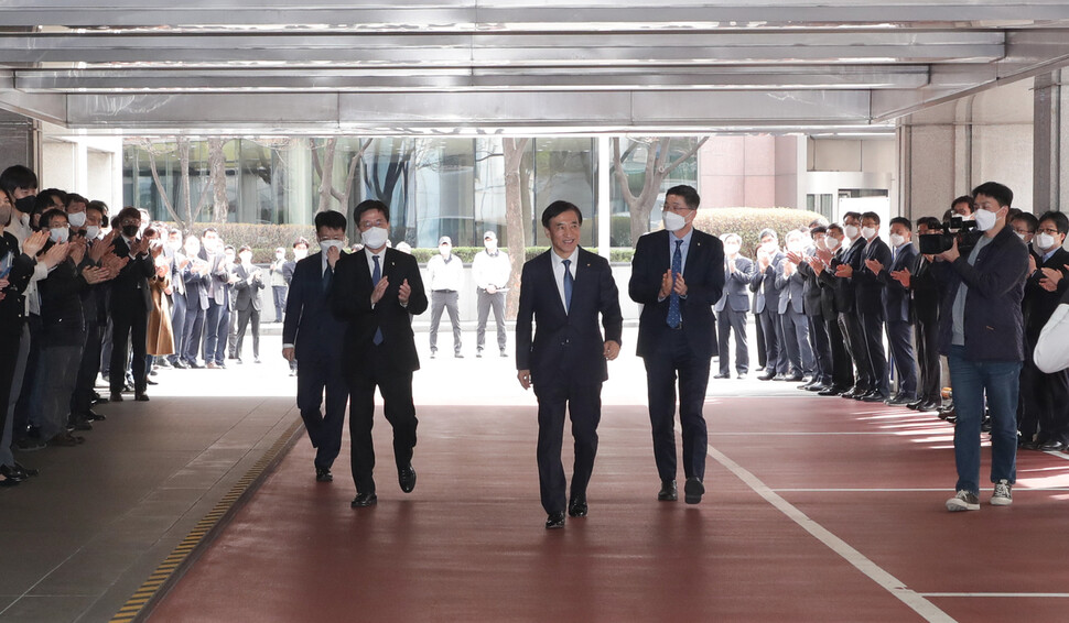 31일 퇴임하는 이주열 한국은행 총재(왼쪽 셋째)가 서울 중구 한국은행에서 직원들의 배웅을 받고 있다. 공동취재사진