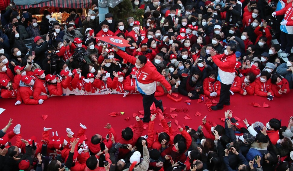 지난 2월15일 윤석열 대통령 당선자가 대선후보 시절 부산 서면 젊음의거리에서 열린 ‘청년이 함께하는 공정과 상식의 시대!' 거점 유세에서 가덕도 신공항 추진 희망 비행기를 날리고 있다. 연합뉴스