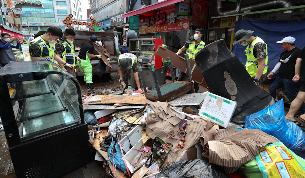 10일 오전 수도방위사령부 장병과 공무원 등이 물에 젖어 못쓰게 된 물건들을 치우고 있다. 김정효 기자