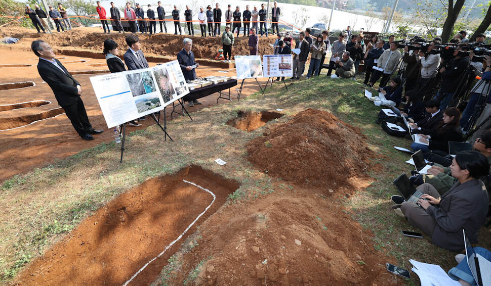 진실·화해를위한과거사정리위원회와 한국선사문화연구원 관계자들이 25일 오전 경기 안산시 선감동에서 ‘선감학원 아동 인권침해 사건’과 관련한 유해발굴(시굴) 현장을 언론에 공개하고 있다. 김정효 기자