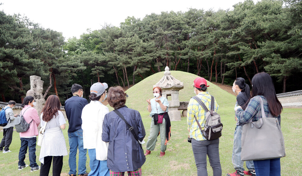 26일 오후 고양 서오릉에서 ‘문화의 날’ 참석자들이 경릉을 해설자의 안내를 받으며 살펴보고 있다. 고양/김경호 선임기자