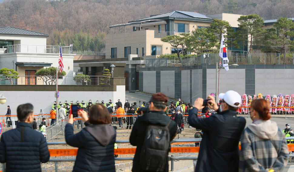 박근혜 전 대통령이 사저에 입주하는 24일 오전 대구 달성군 유가읍 쌍계리 사저 앞에서 시민들이 박 전 대통령을 기다리고 있다. 대구/연합뉴스