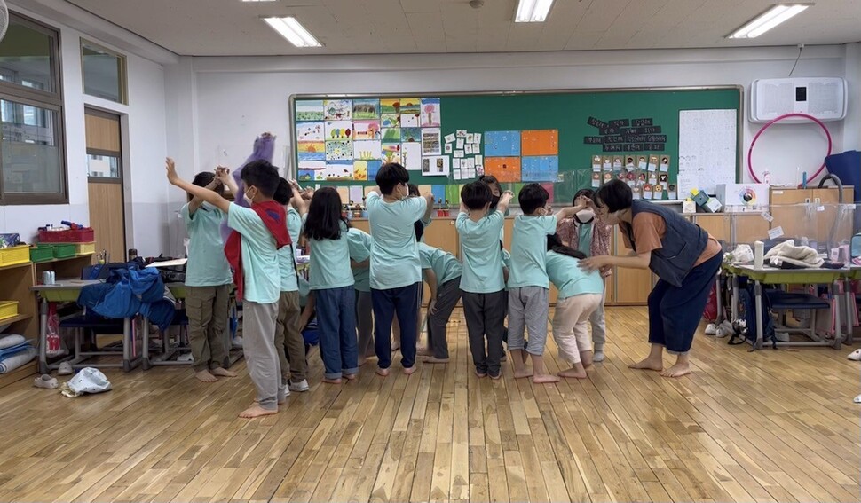 복직 후 서울의 한 초등학교에서 최현희 교사(맨 오른쪽)가 아이들과 함께 교실에서 수업을 하고 있다. 최현희 교사 제공