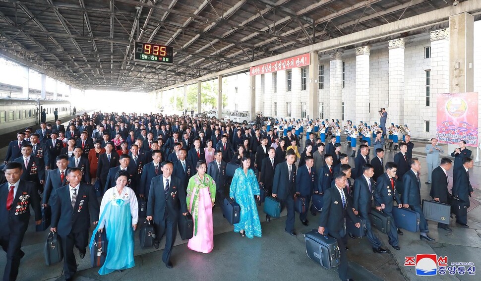 북한 정권수립 74주년(9·9절)을 맞이해 경축행사 참가자들이 평양에 도착했다고 조선중앙통신이 7일 보도했다. 조선중앙통신 연합뉴스