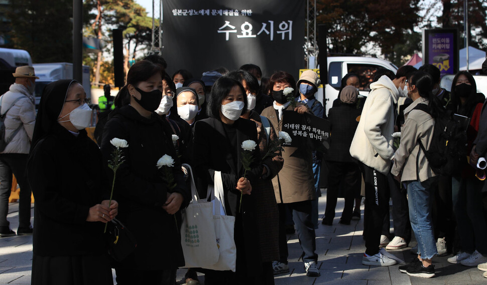 2일 낮 서울 종로구 옛 주한일본대사관 앞에서 열린 제1568차 일본군 성노예제 문제해결을 위한 정기 수요시위에서 참가자들이 이태원 참사 희생자들을 추모하며 헌화하고 있다. 박종식 기자 anaki@hani.co.kr