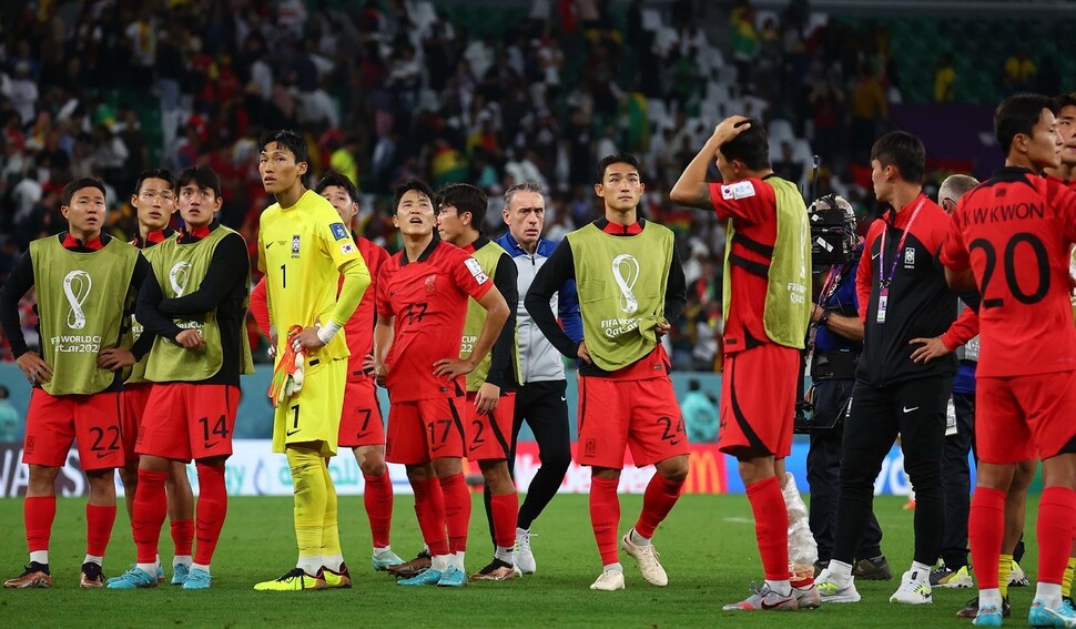 한국 남자축구 대표팀 선수들과 벤투 감독이 28일(현지시각) 오후 카타르 알라이얀 에듀케이션시티 경기장에서 열린 가나와 2022 카타르 월드컵 조별리그 H조 2차전에서 역전패를 당하자 아쉬워하고 있다. 알라이얀/김혜윤 기자 unique@hani.co.kr