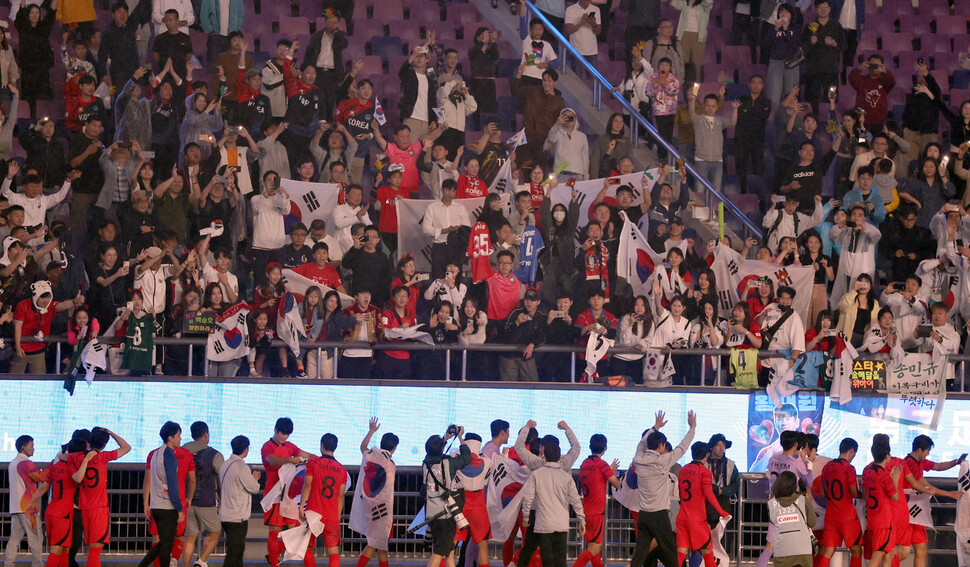 7일 항저우 황룽 스포츠센터 스터디움에서 열린 2022 항저우 아시안게임 남자 축구 결승전 일본과의 경기에서 2-1로 승리하고 금메달을 차지한 한국 선수들이 응원단에게 인사하고 있다. 항저우/윤운식 선임기자