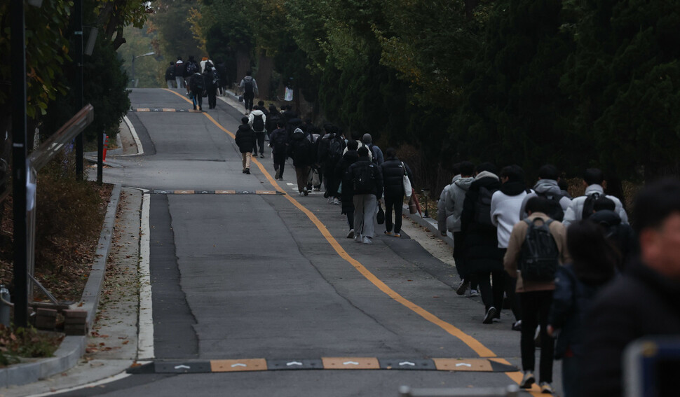 2024학년도 대학수학능력시험일인 16일 오전 서울 강남구 삼성동 경기고에 마련된 시험장으로 수험생들이 향하고 있다. 김정효 기자